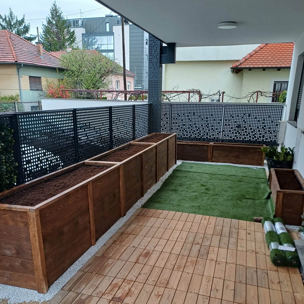 Terasa sa povišenim gredicama u stambenoj zgradi - prvi projekti