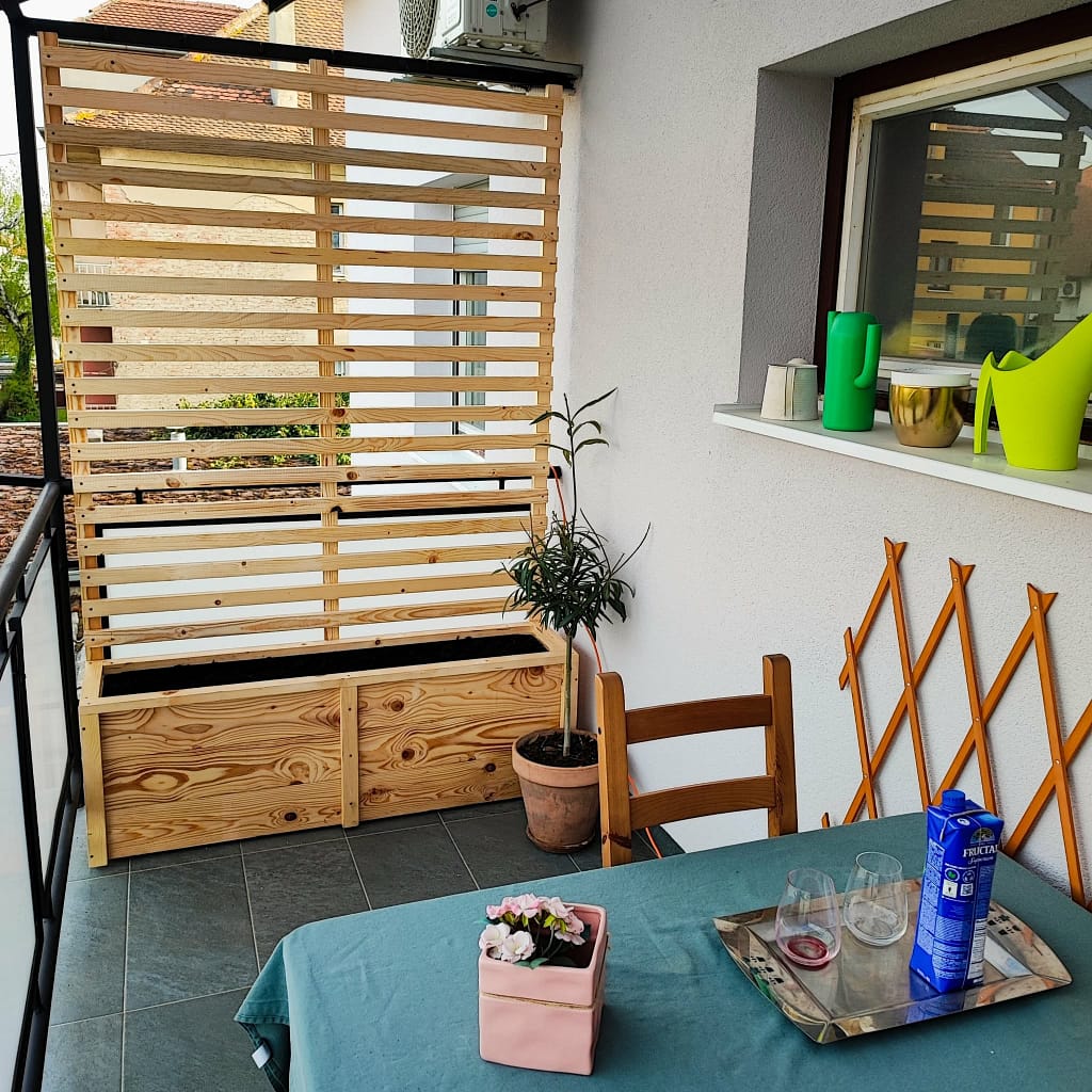 Urbani balkon sa povišenom gredicom za cvijeće